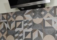 Укладка керамогранита на кухонном фартуке на индустриальном пр. 