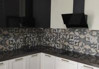 Укладка керамогранита на кухонном фартуке на индустриальном пр. 3