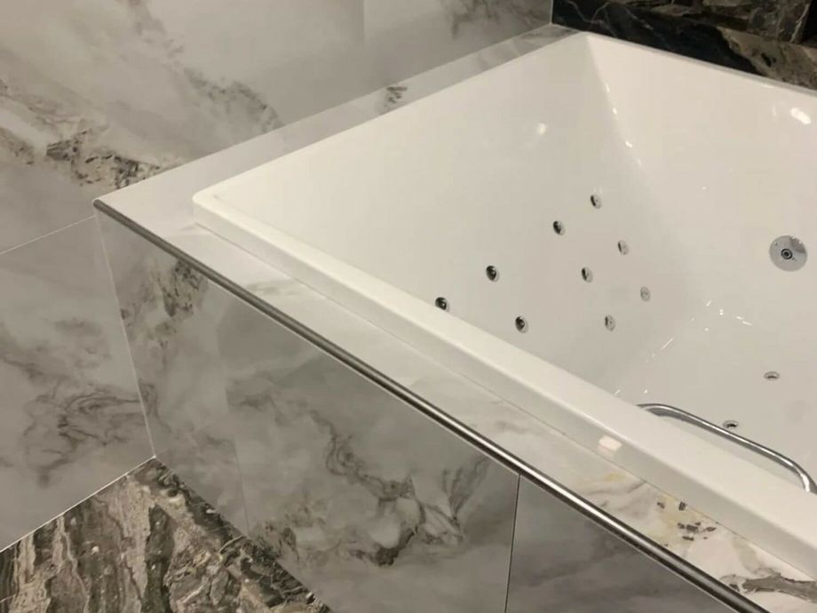 Укладка керамогранита на стены на  коломяжском пр.1