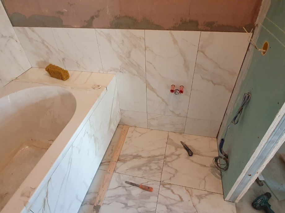 Укладка крупноформатного керамогранита в санузле на  ул. Полозова 4