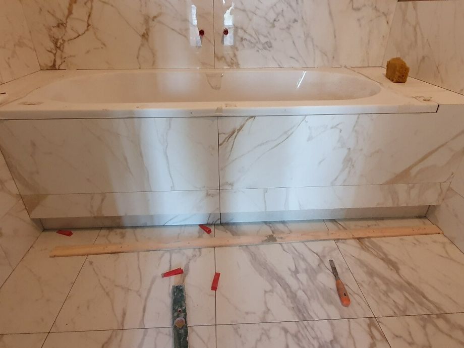 Укладка крупноформатного керамогранита в санузле на  ул. Полозова 5