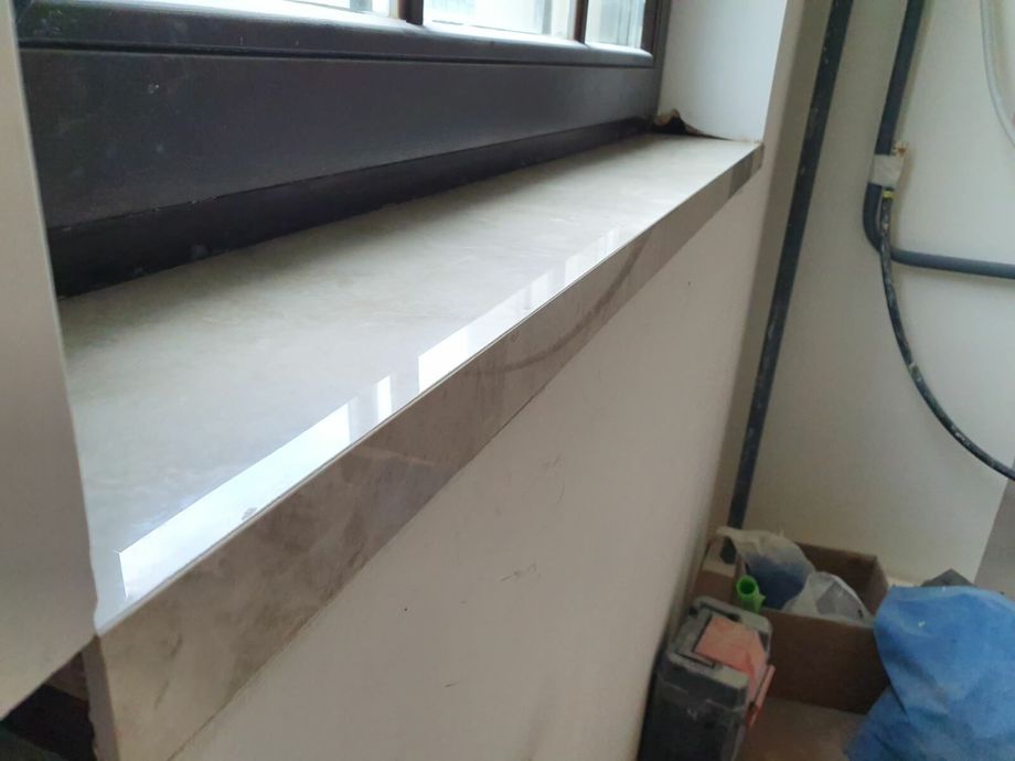 Укладка крупноформатного керамогранита на кухонный фартук в Пушкине 2