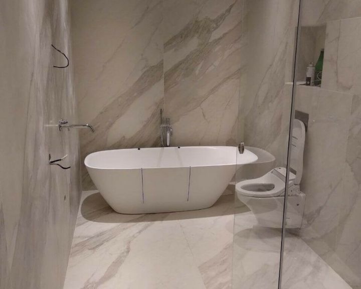 Укладка крупноформатного керамогранита в санузле